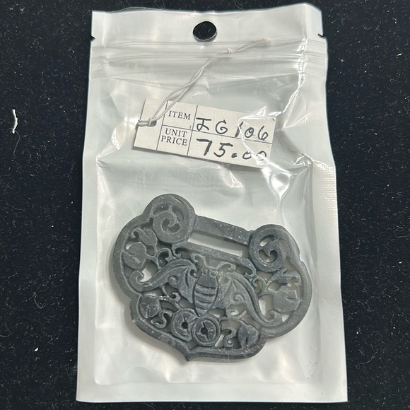 Lucky bat dark green Burma jade pendant - Picture 2 of 6